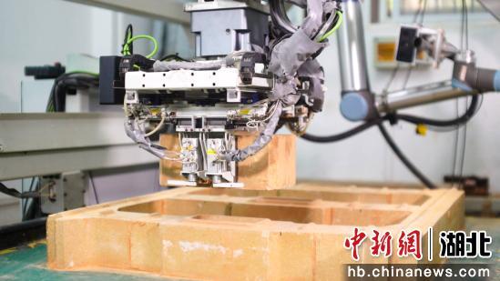 中新網湖北 武科大自主研發 耐火材料智能砌筑機器人平臺